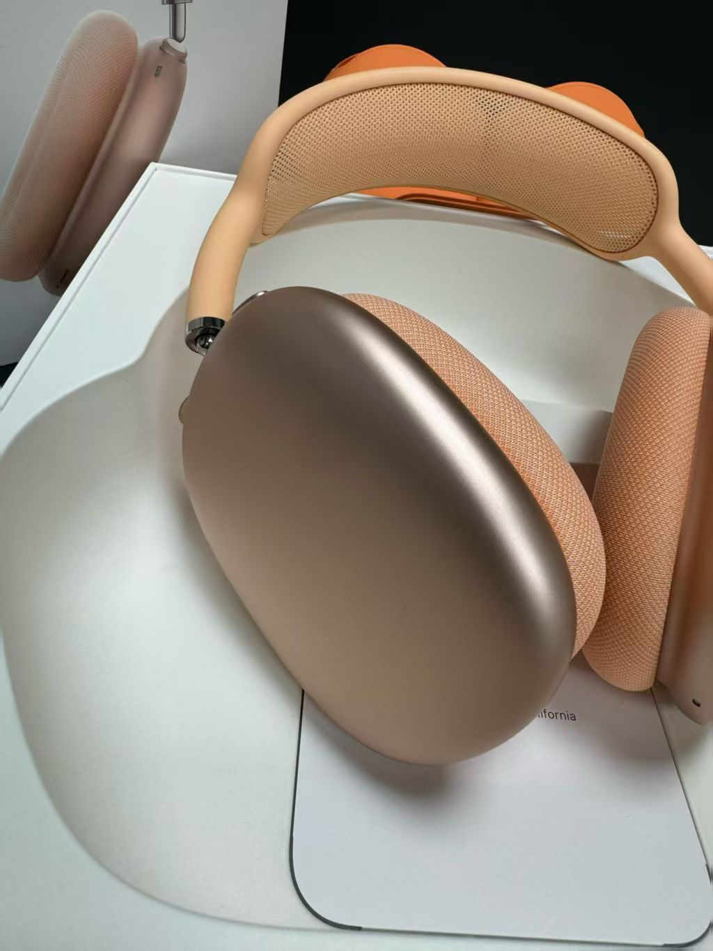 wireless over ear bluetooth headphones fully compatible with ios system, premium edition without active noise cancellation. wireless over ear bluetooth headphones fully compatible with ios system, premium edition without active noise cancellation.