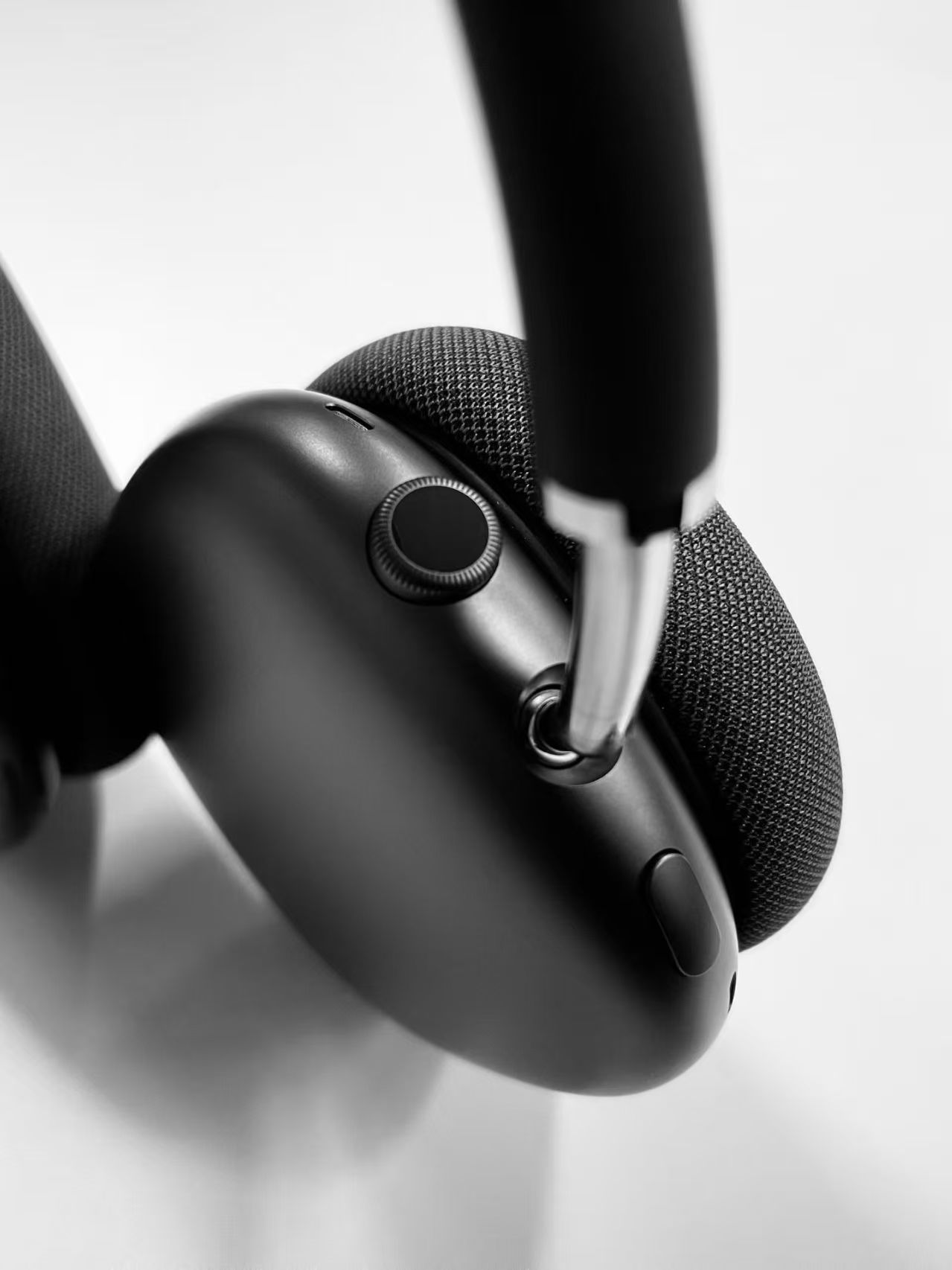 wireless over ear bluetooth headphones fully compatible with ios system, premium edition without active noise cancellation. wireless over ear bluetooth headphones fully compatible with ios system, premium edition without active noise cancellation.