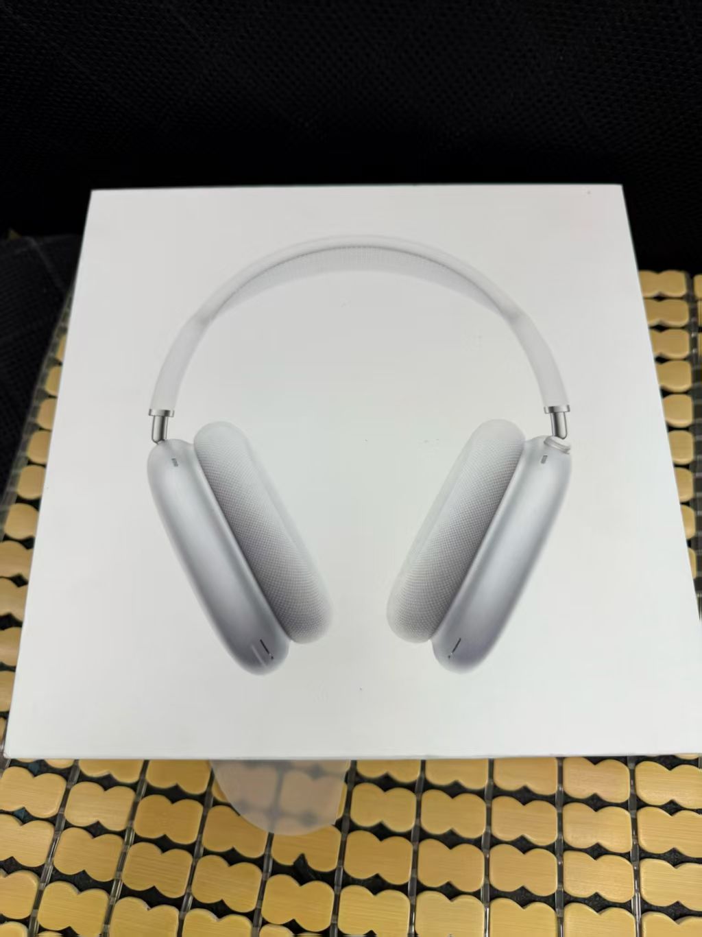 wireless over ear bluetooth headphones fully compatible with ios system, premium edition without active noise cancellation. wireless over ear bluetooth headphones fully compatible with ios system, premium edition without active noise cancellation.