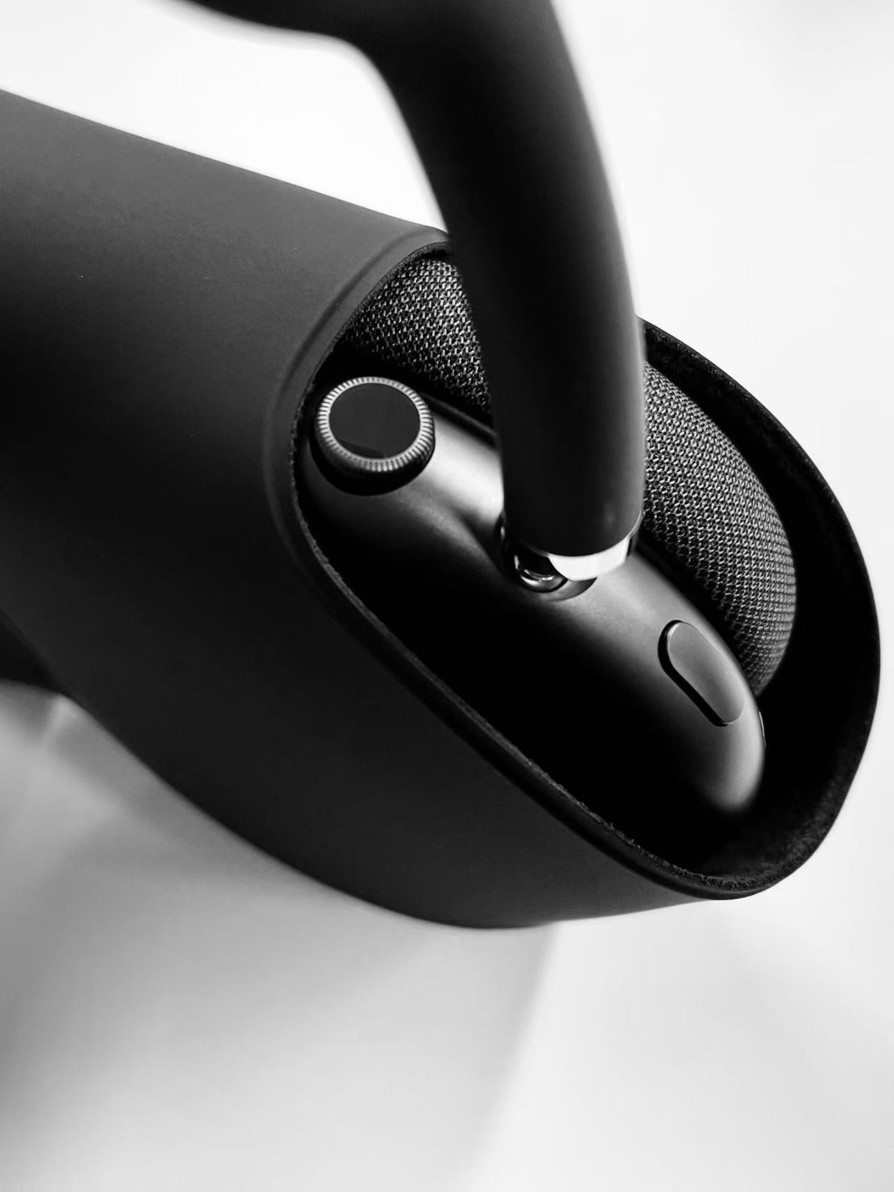 wireless over ear bluetooth headphones fully compatible with ios system, premium edition without active noise cancellation. wireless over ear bluetooth headphones fully compatible with ios system, premium edition without active noise cancellation.