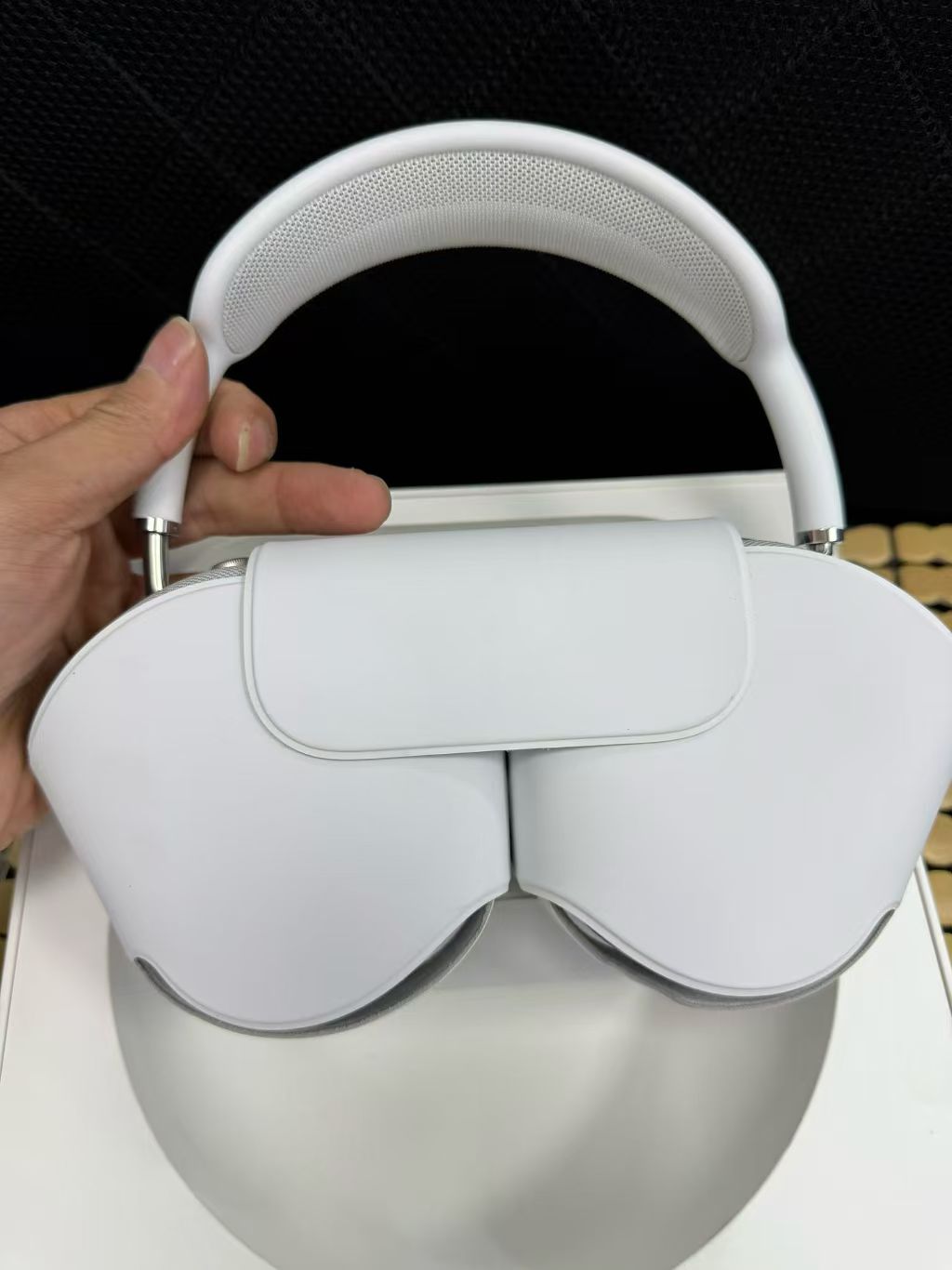 wireless over ear bluetooth headphones fully compatible with ios system, premium edition without active noise cancellation. wireless over ear bluetooth headphones fully compatible with ios system, premium edition without active noise cancellation.